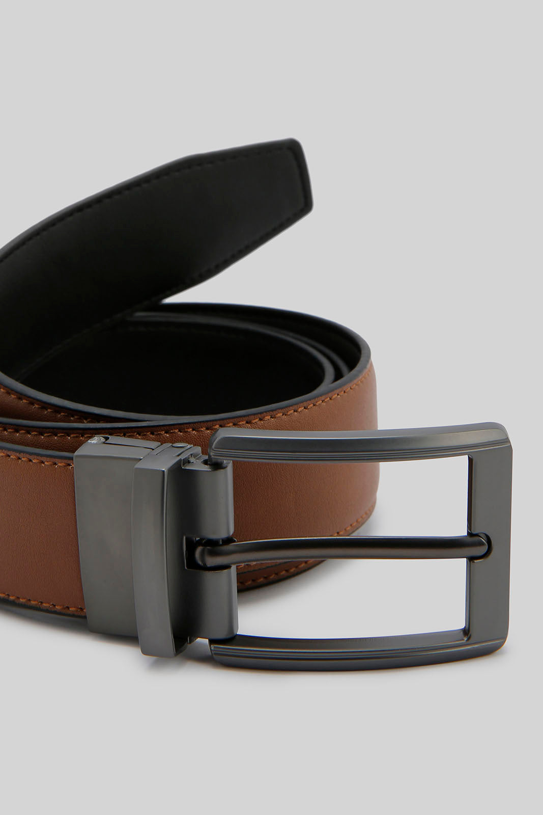 Redtag-Black-And-Tan-Belt-With-Twist-Buckle-Category:Belts,-Colour:Assorted,-Filter:Men's-Accessories,-H1:ACC,-H2:GEN,-H3:MEA,-H4:FAA,-Men-Belts,-New-In,-New-In-Men-ACC,-Non-Sale,-Season:W22A,-Section:Men,-W22A-Men's-