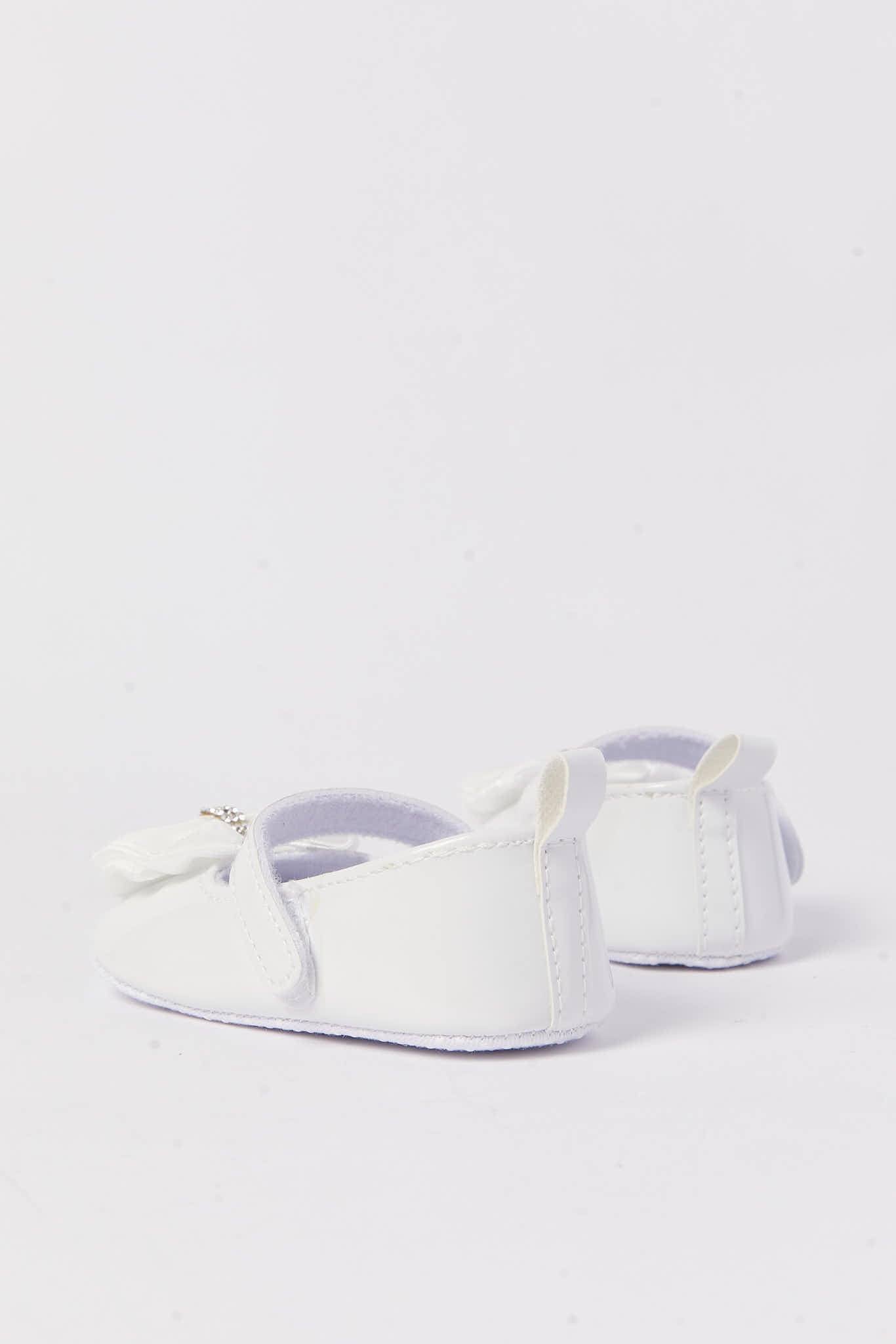 Redtag-White-Pram-Shoe-Category:Shoes,-Colour:White,-Deals:New-In,-Filter:Baby-Footwear-(0-to-18-Mths),-N/A,-NBF-Shoes,-New-In-NBF-FOO,-Non-Sale,-S23A,-Section:Boys-(0-to-14Yrs)-Baby-0 to 18 Months