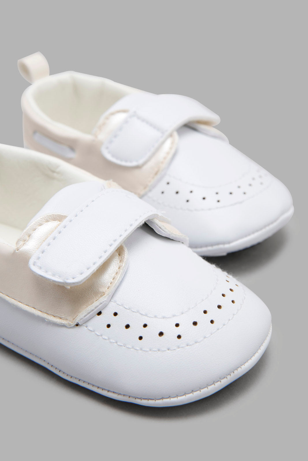 Redtag-White-Pram-Shoe-Category:Shoes,-Colour:White,-Deals:3-For-90,-Deals:New-In,-Filter:Baby-Footwear-(0-to-18-Mths),-NBF-Shoes,-New-In-NBF-FOO,-S22C,-Section:Boys-(0-to-14Yrs)-Baby-0 to 18 Months