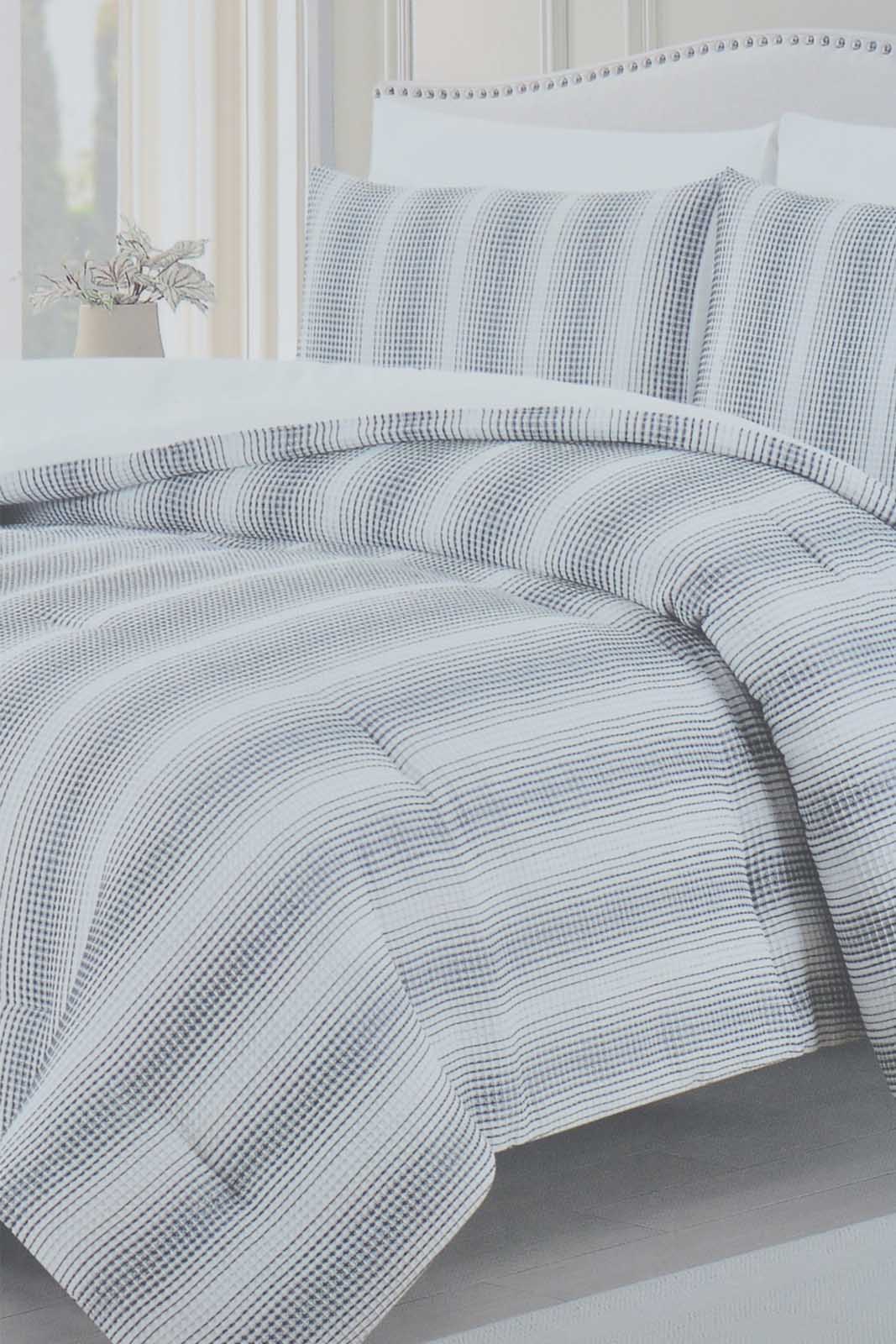 Redtag-Black/White-4-Piece-Comforter-Set-(Double-Size)-Category:Comforters,-Colour:White,-Deals:New-In,-Elsa,-Filter:Home-Bedroom,-HMW-BED-Comforters,-New-In-HMW-BED,-Non-Sale,-Section:Homewares,-W22O-Home-Bedroom-