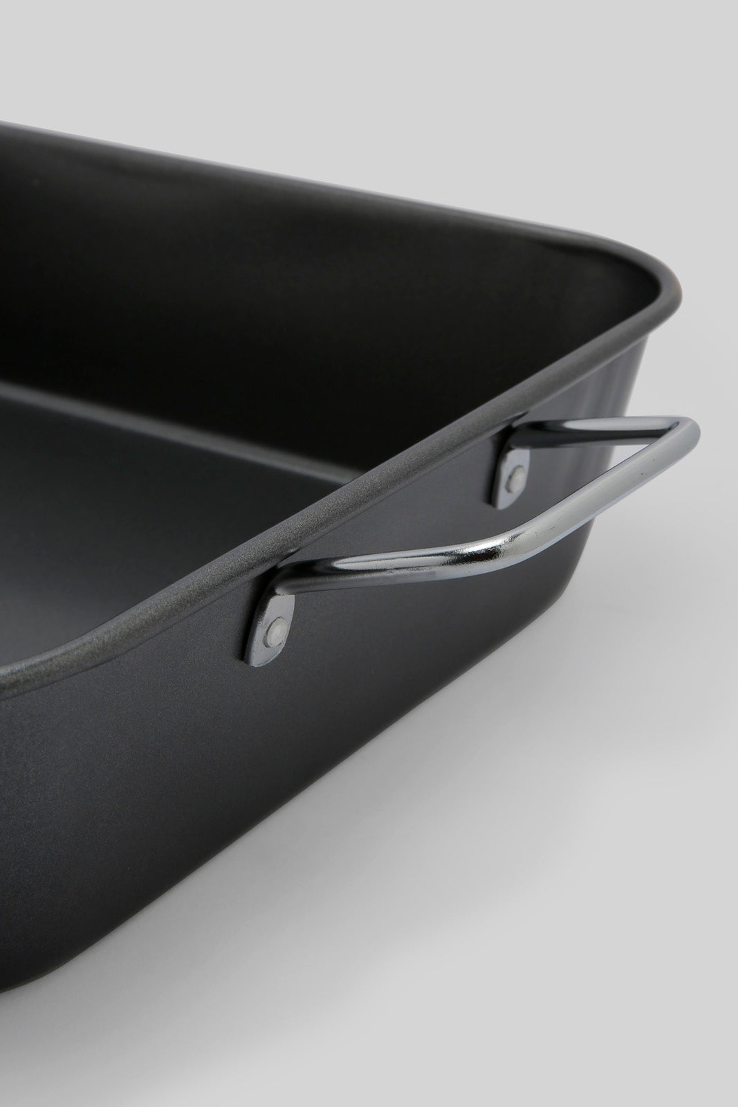Redtag-Grey-Roast-Pan-With-Handle-Category:Bakeware,-Colour:Grey,-Deals:New-In,-Dept:Home,-Filter:Home-Dining,-HMW-DIN-Cookware,-New-In-HMW-DIN,-Non-Sale,-Section:Homewares,-W22B-Home-Dining-