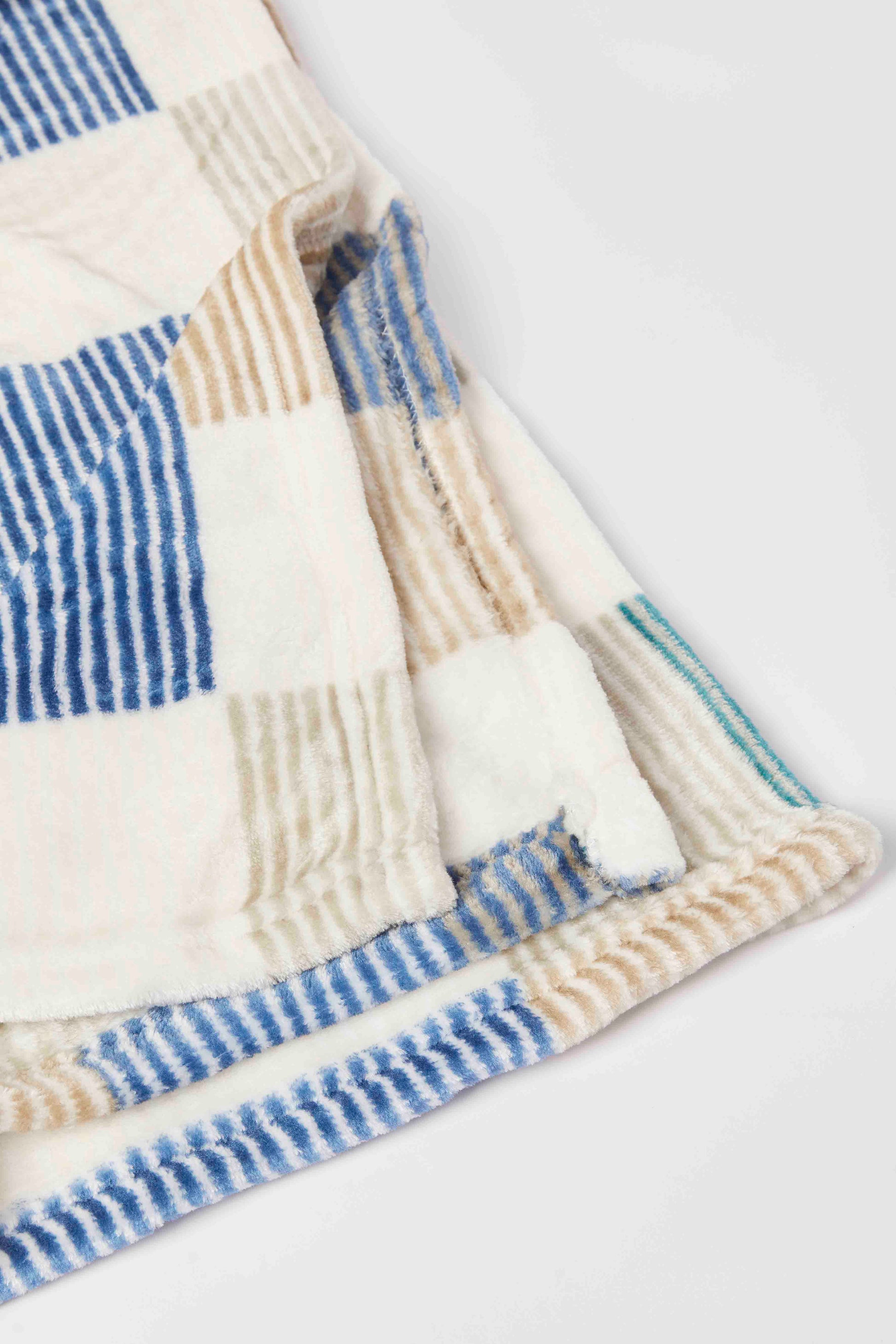 Redtag-Printed-Green-Checks-Blanket-(Single-Size)-Category:Blankets,-Colour:Green,-Deals:New-In,-Dept:Home,-Filter:Home-Bedroom,-HMW-BED-Blankets,-New-In-HMW-BED,-Non-Sale,-S23A,-Section:Homewares-Home-Bedroom-