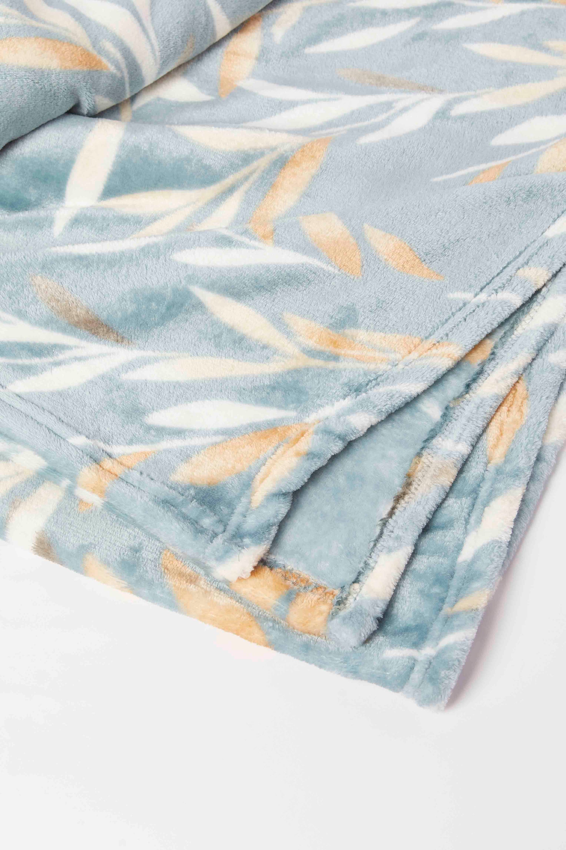 Redtag-Green-Leaves-Printed-Blanket-(Double-Size)-Category:Blankets,-Colour:Green,-Deals:New-In,-Dept:Home,-Filter:Home-Bedroom,-HMW-BED-Blankets,-New-In-HMW-BED,-Non-Sale,-S23A,-Section:Homewares-Home-Bedroom-