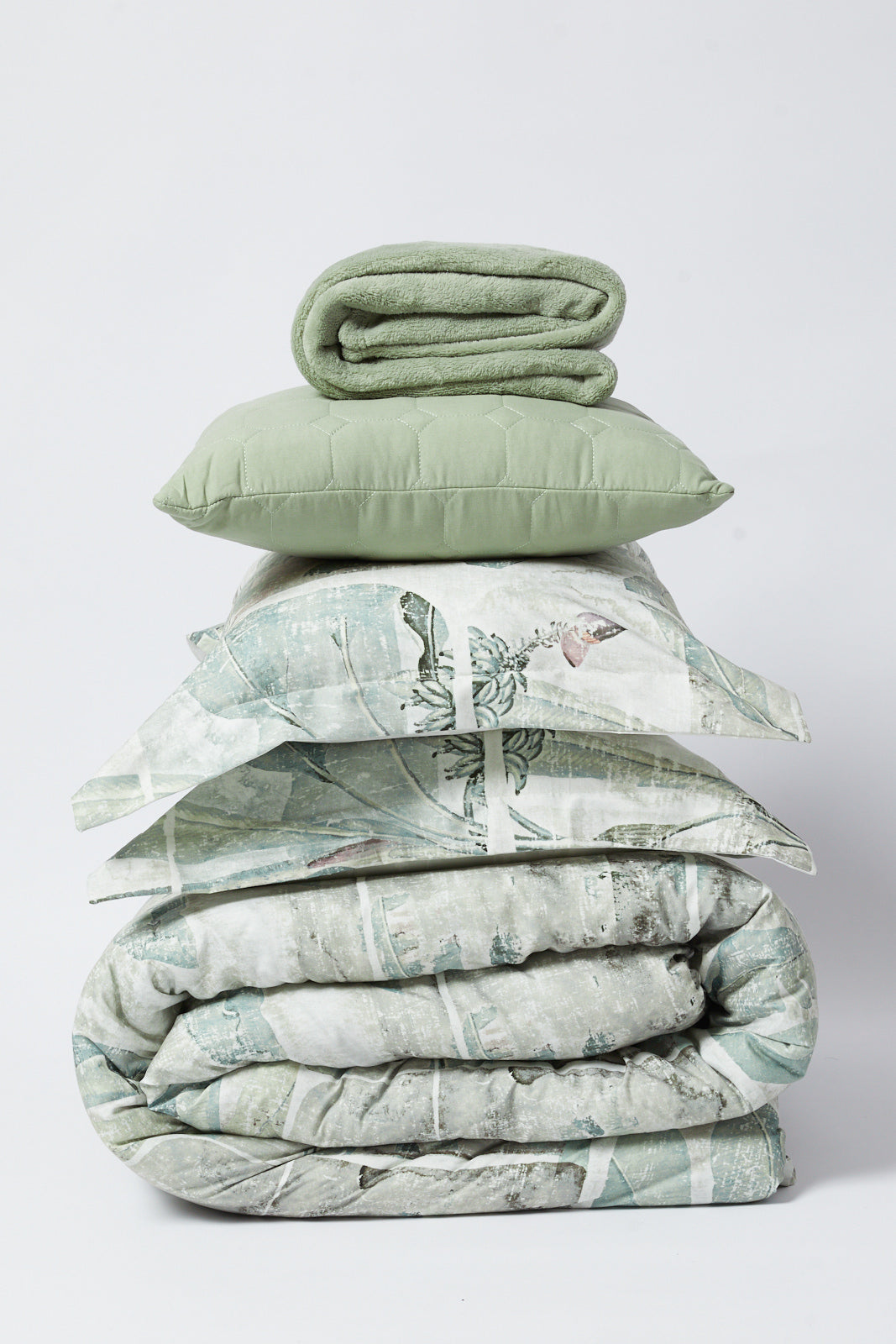 Redtag-Green-5-Pc-Leaves-Print-Reversible-Comforter-Set-(King-Size)-Category:Comforters,-Colour:Green,-Deals:New-In,-Dept:Home,-Filter:Home-Bedroom,-HMW-BED-Comforters,-New-In-HMW-BED,-Non-Sale,-S23A,-Section:Homewares-Home-Bedroom-