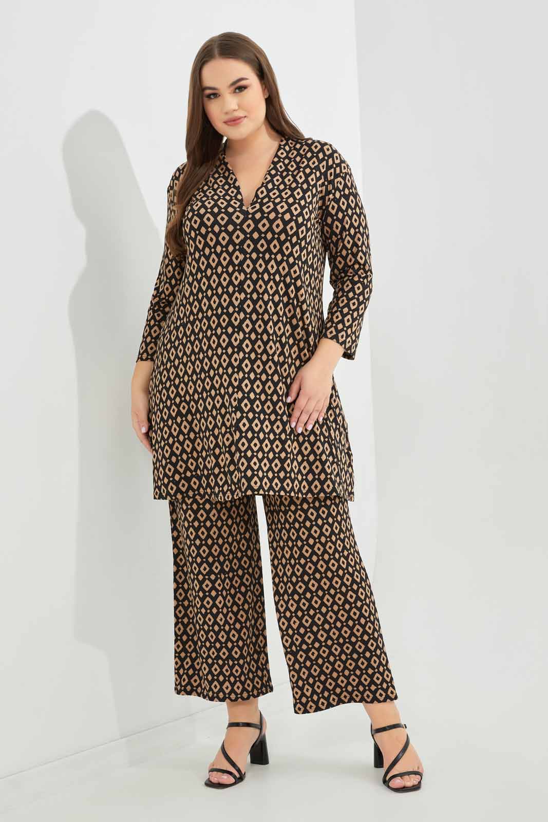 Redtag-Women-Geometric-Print-Elastic-Waist-Wide-Leg-Pant-Category:Trousers,-Colour:Assorted,-Deals:New-In,-Dept:Ladieswear,-Filter:Plus-Size,-LDP-Trousers,-New-In-LDP-APL,-Non-Sale,-Section:Women,-W22B-Women's-