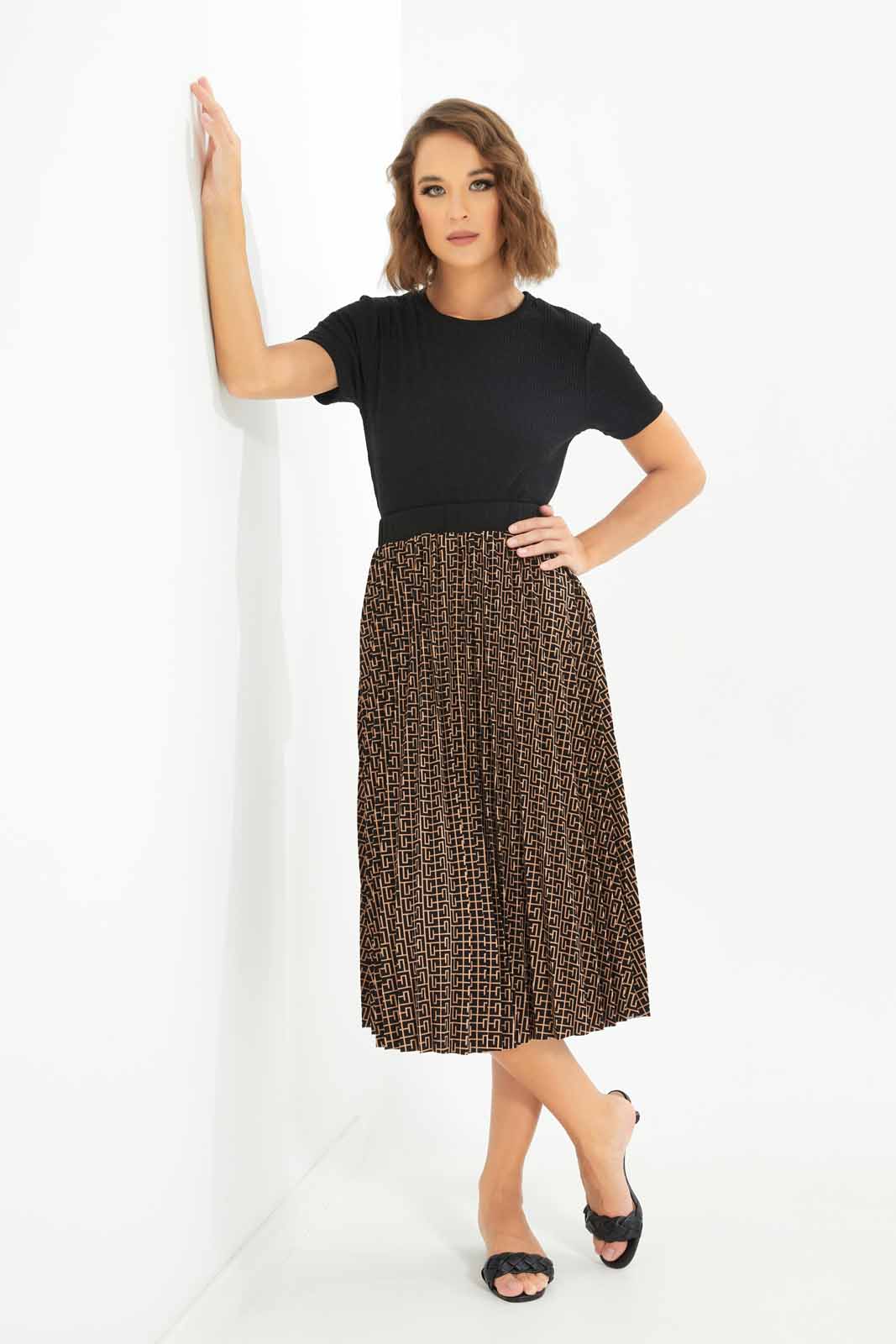 Redtag-Women-Black-Crop-Top-(blank),-Category:Tops,-Colour:Black,-Deals:New-In,-Dept:Ladieswear,-Filter:Women's-Clothing,-LDC,-LDC-Tops,-New-In-LDC-APL,-Non-Sale,-S23A,-Section:Women-Women's-