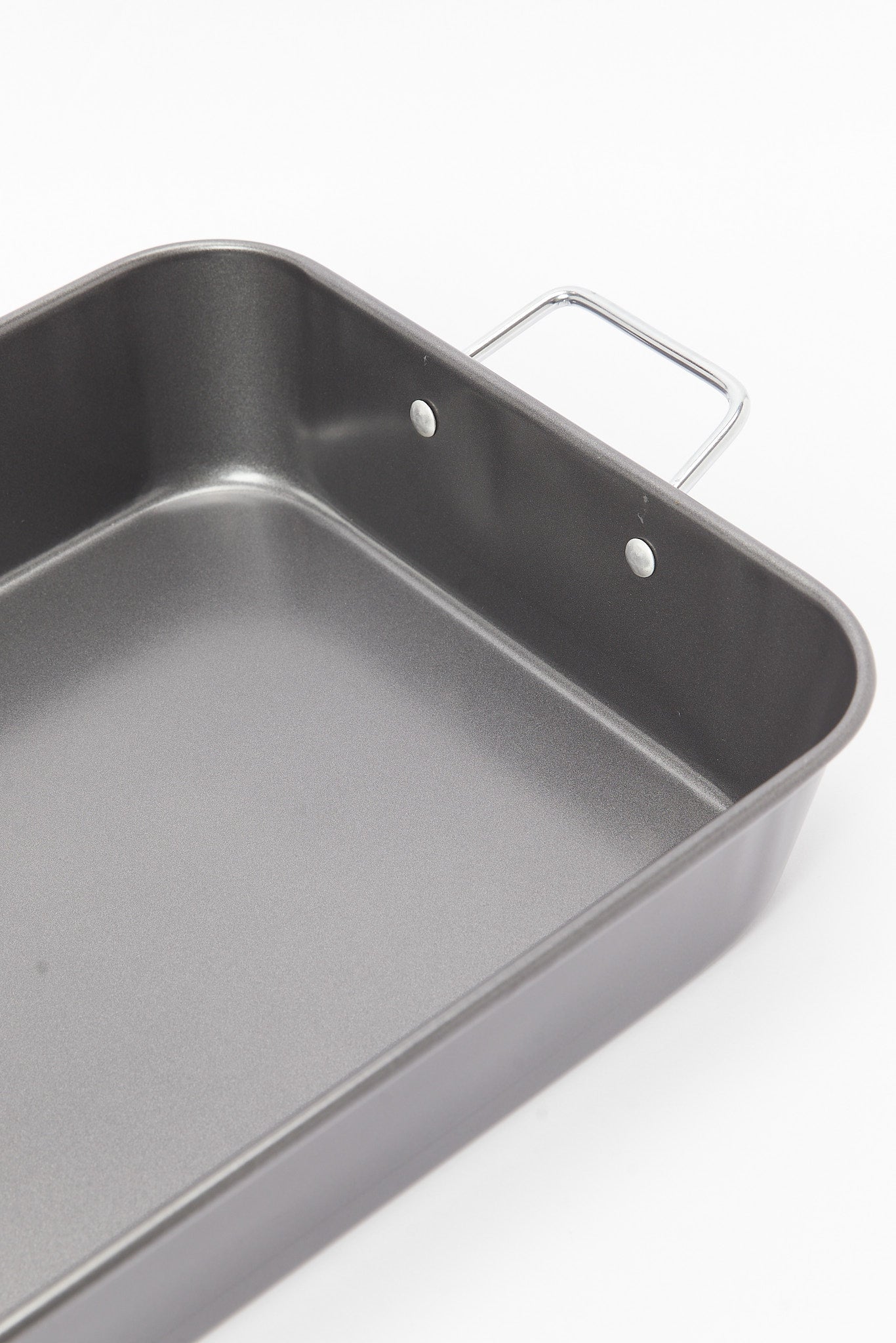 Redtag-Grey-Roast-Pan-With-Handle-Category:Bakeware,-Colour:Grey,-Deals:New-In,-Dept:Home,-Filter:Home-Dining,-HMW-DIN-Cookware,-New-In-HMW-DIN,-Non-Sale,-S23B,-Section:Homewares-Home-Dining-