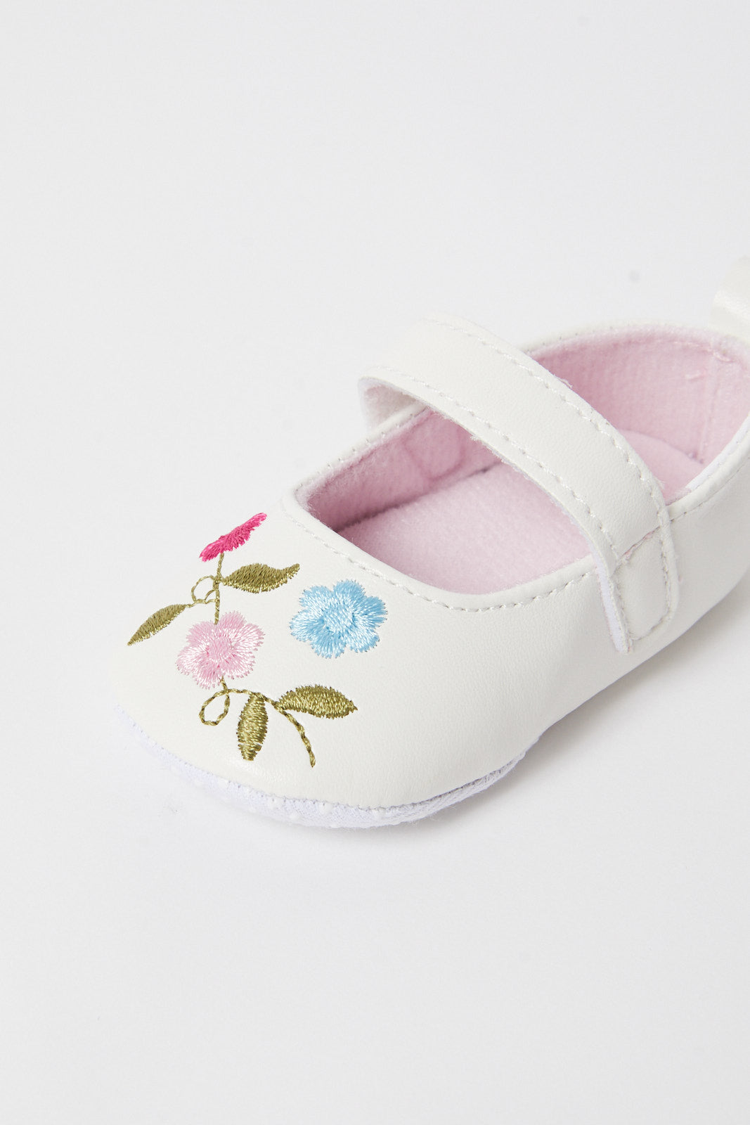 Redtag-White-Pram-Shoe-(Repeat)-Category:Shoes,-Colour:White,-Deals:New-In,-Filter:Baby-Footwear-(0-to-18-Mths),-N/A,-NBF-Shoes,-New-In-NBF-FOO,-Non-Sale,-S23B,-Section:Boys-(0-to-14Yrs)-Baby-0 to 18 Months