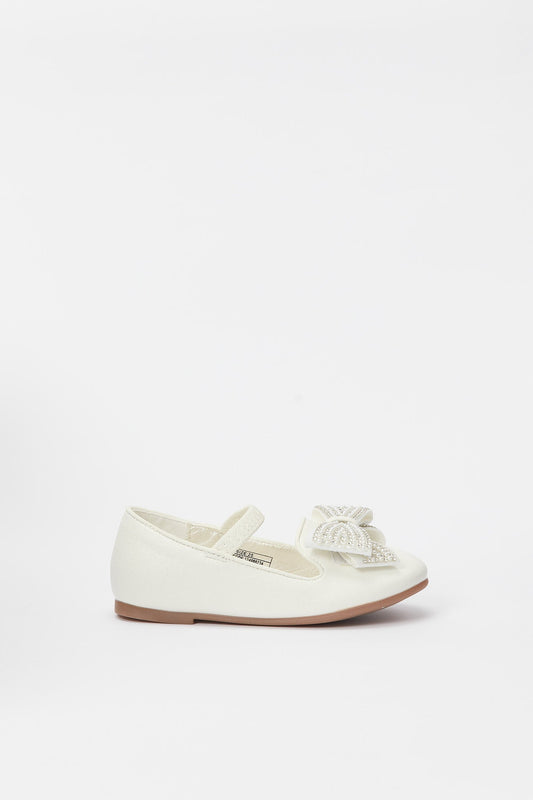 Redtag-White-Bow-Trim-Loafer
(Repeat)-Category:Shoes,-Colour:White,-Deals:New-In,-Filter:Girls-Footwear-(3-to-5-Yrs),-GIR-Shoes,-H1:FOO,-H2:GIR,-H3:SHO,-H4:CAH,-New-In-GIR-FOO,-Non-Sale,-Promo:RMD,-RMD,-S23B,-Season:S23B,-Section:Girls-(0-to-14Yrs)-Girls-3 to 5 Years